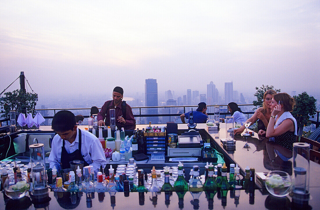 Moon Bar heisst diese Dachterrassenbar des Banyan Tree Hotels in Bangkok, Thailand