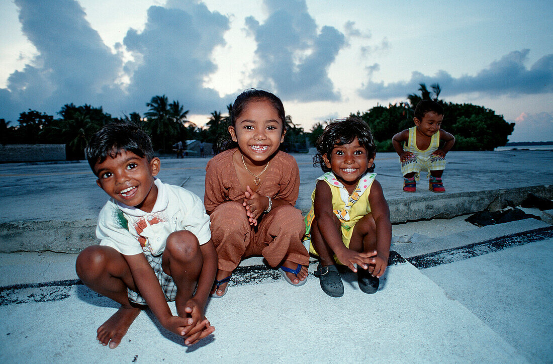 Maldivian children, Indian Ozean, Ari Atol, Maamigili, Maldives Islands