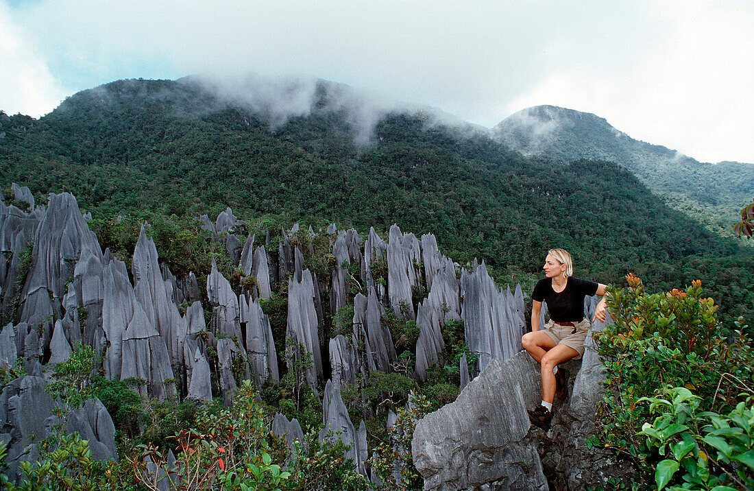 Tourist auf Kalksteinzinne, Borneo, Sarawak, Gunung Mulu NP, Malaysia