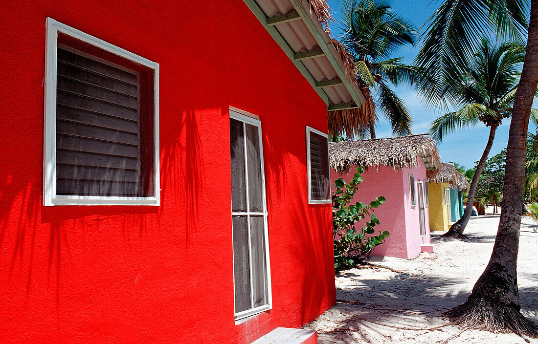 Farbenpraechtiges Chalet am Strand, Catalina Insel, Karibik, Dominikanische Republik