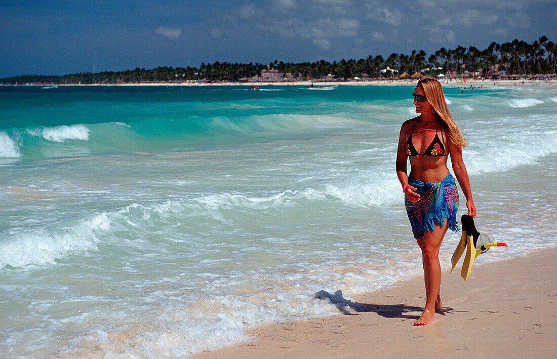 Frau schlendert am Sandstrand, Catalina Insel, Karibik, Dominikanische Republik