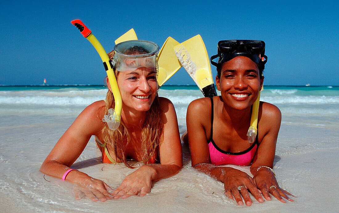 Zwei Schnorchlerinnen am Strand, Punta Cana, Karibik, Dominikanische Republik