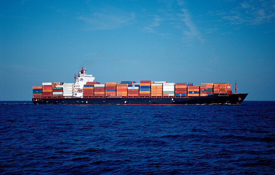 Beladenes Containerschiff, USA, Kalifornien, Pazifischer Ozean