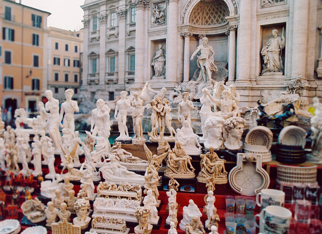 Trevi Brunnen, Fontana di trevi, Souvenirs im Vordergrund, Rom, Italien