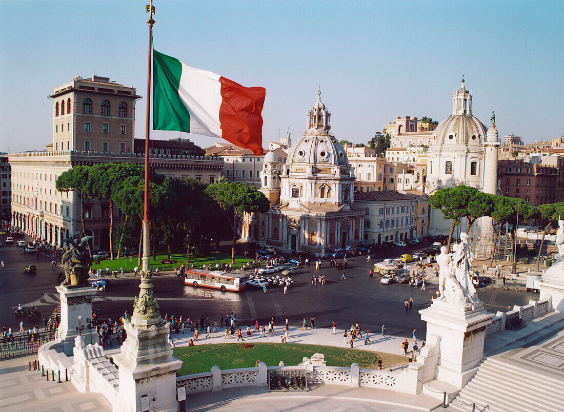 Blick vom Monumento a Vittorio Emanuele II auf den Piazza Venezia, Rom, Italien