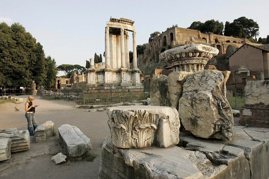 Touristen in der Nähe von dem Tempel der Vesta beim römischen Platz, Rom, Ialien