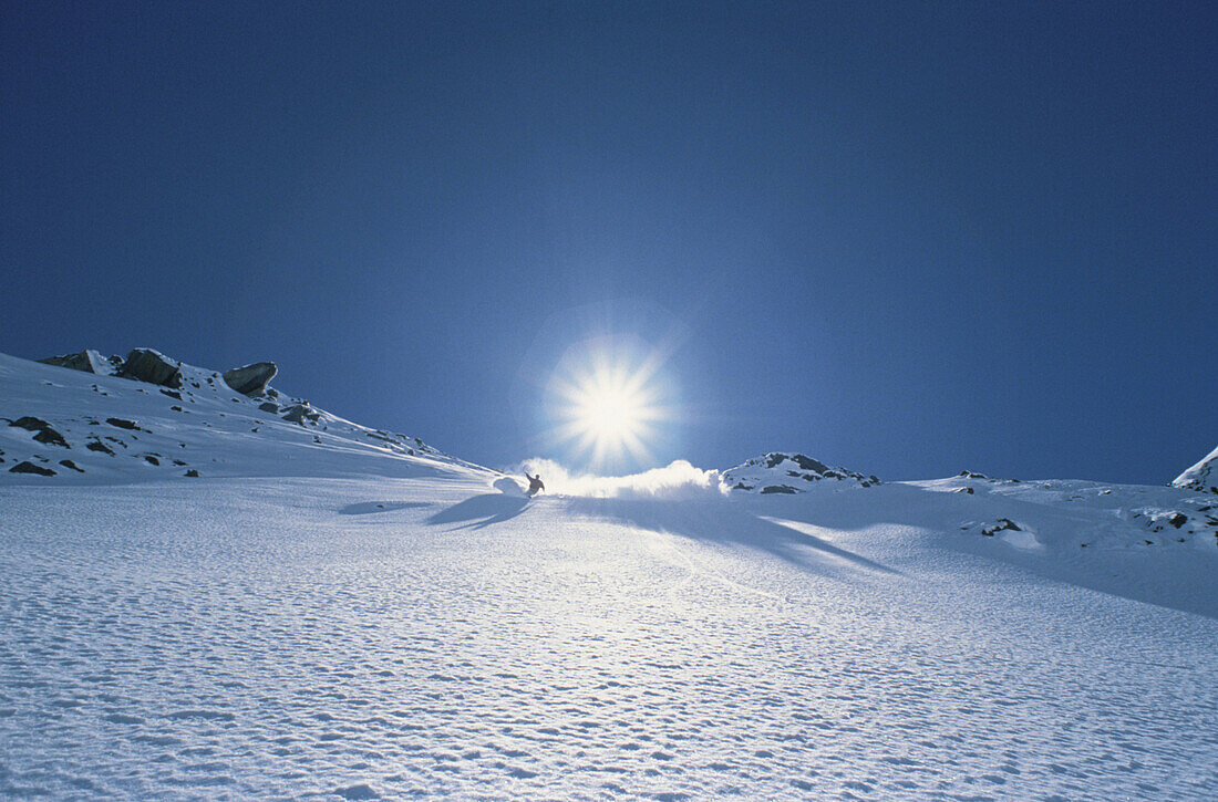 Skifahrer im Gegenlicht, Zürs, Österreich