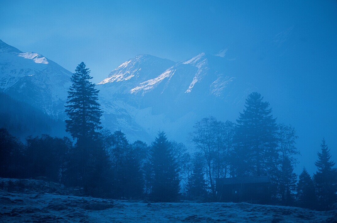 Nebel im Gebirge am Morgen
