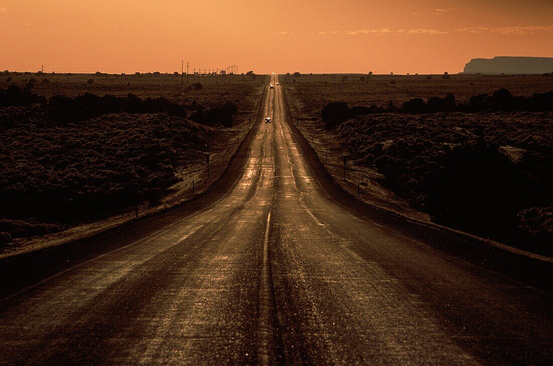 Endlose Straße abends, Highway 89 im Norden Arizonas, USA
