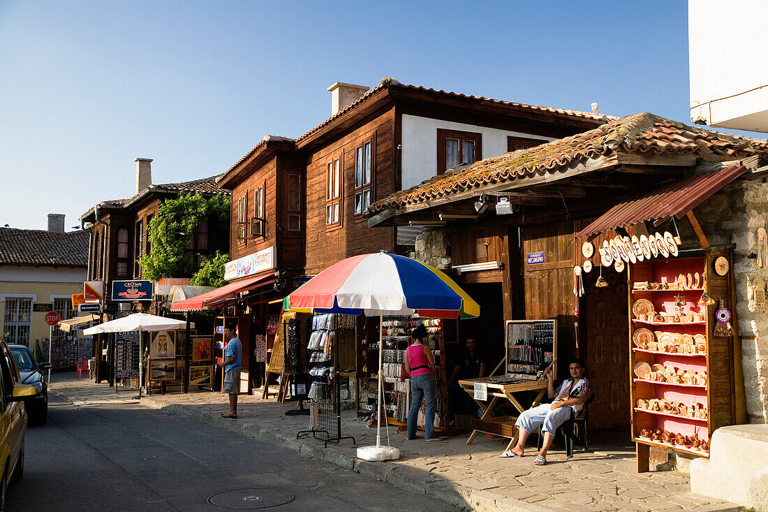 Typische Holzhäuser und Souvenirläden in der Museumsstadt Nessebar, Schwarzmeerküste, Bulgarien