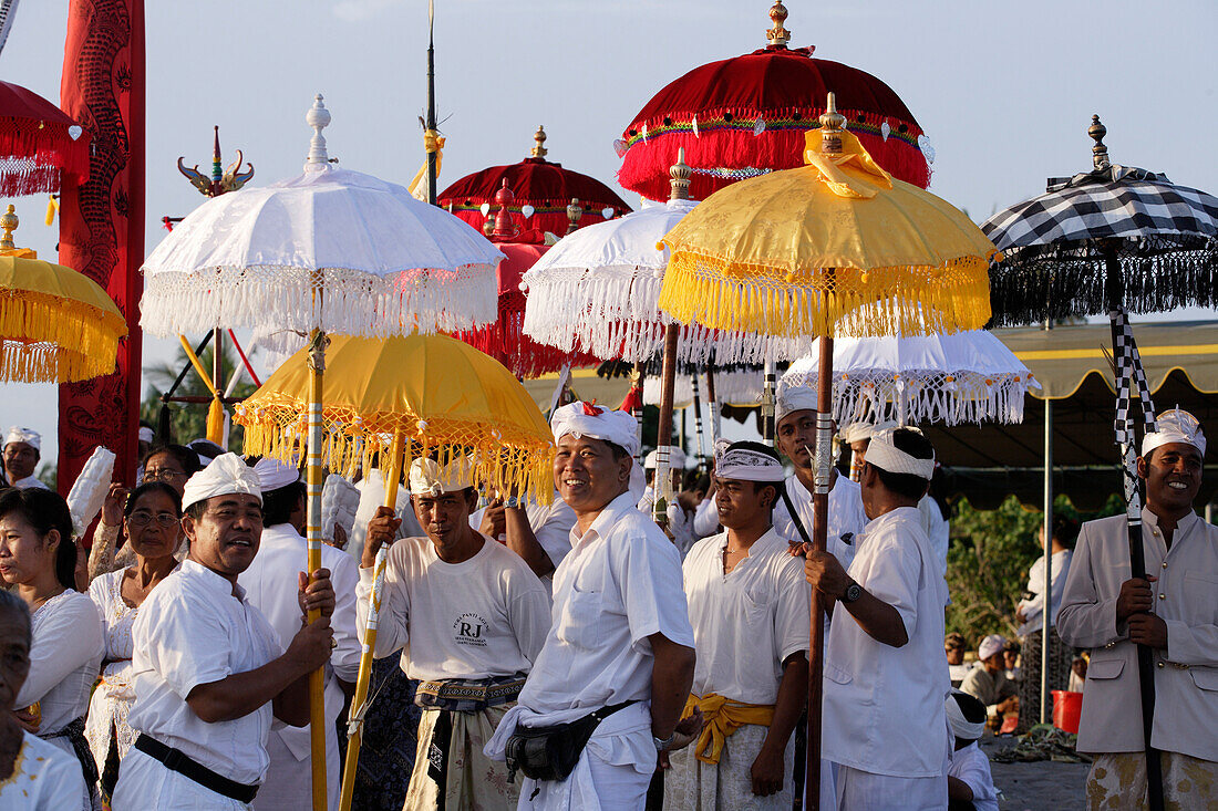 Einheimische bei einem Balinesischen Fest, Seminyak Beach, Bali, Indonesien