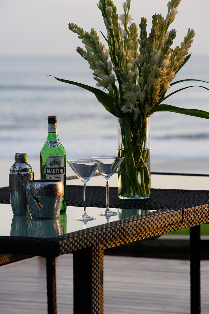 Nahaufnahme von zwei Cocktail Gläser und eine Flasche Martini, nahe Uluwatu, Bali, Indonesien