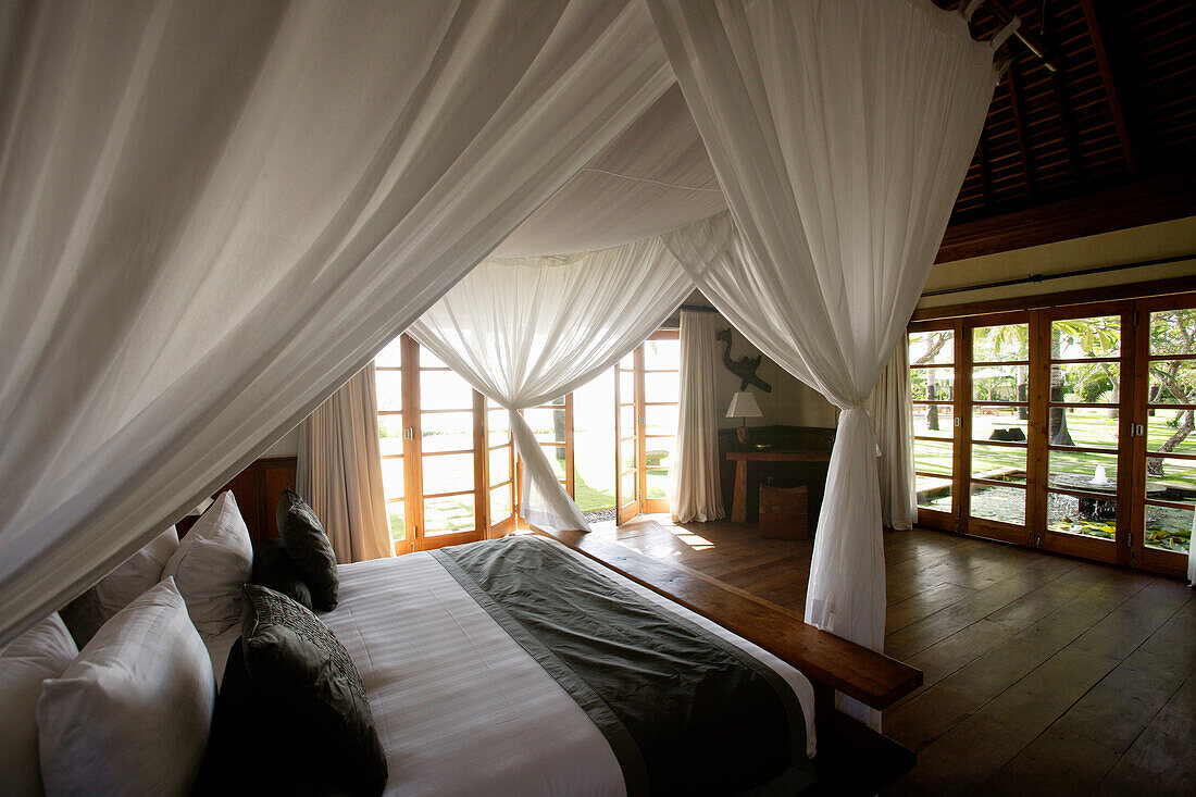 Innenansicht eines Schlafzimmers in einem Hotel, Bali, Indonesien