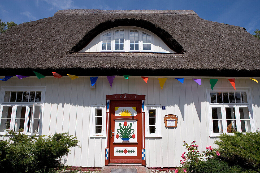 Thatched Roof Cottage, Prerow, Fischland, Darss, Zingst, Baltic Sea, Mecklenburg-Western Pomerania, Germany