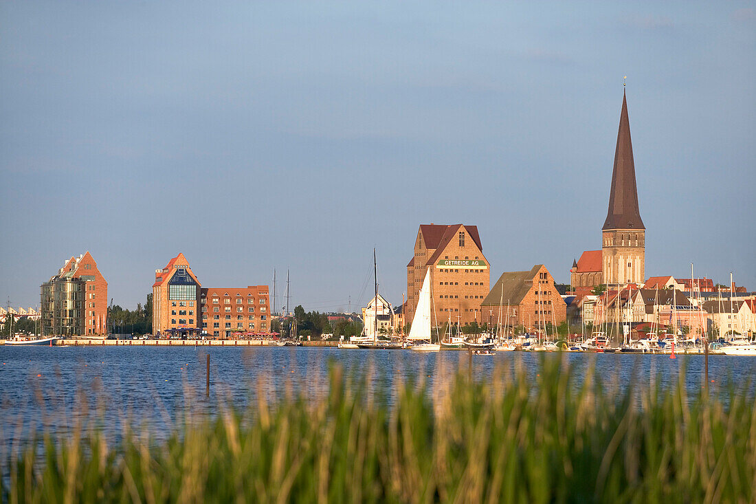 Blick über die Warnow auf die Altstadt von Rostock, Mecklenburg-Vorpommern, Deutschland