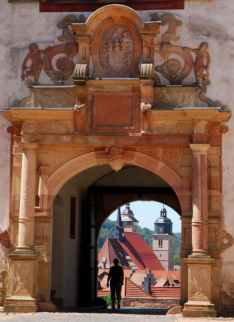 Blick durch Portal von Schloss Wilhelmsburg auf Altstadt, Schmalkalden, Thüringen, Deutschland