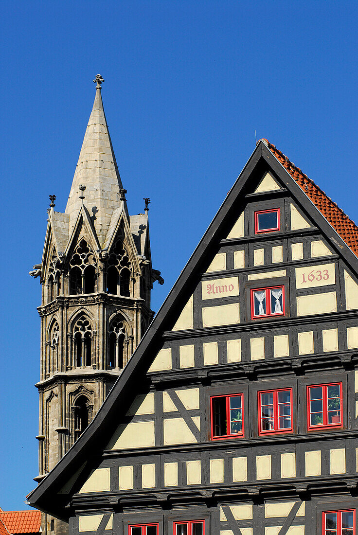 Liebfrauenkirche und Giebel der Papiermühle in Arnstadt, Thüringen, Deutschland