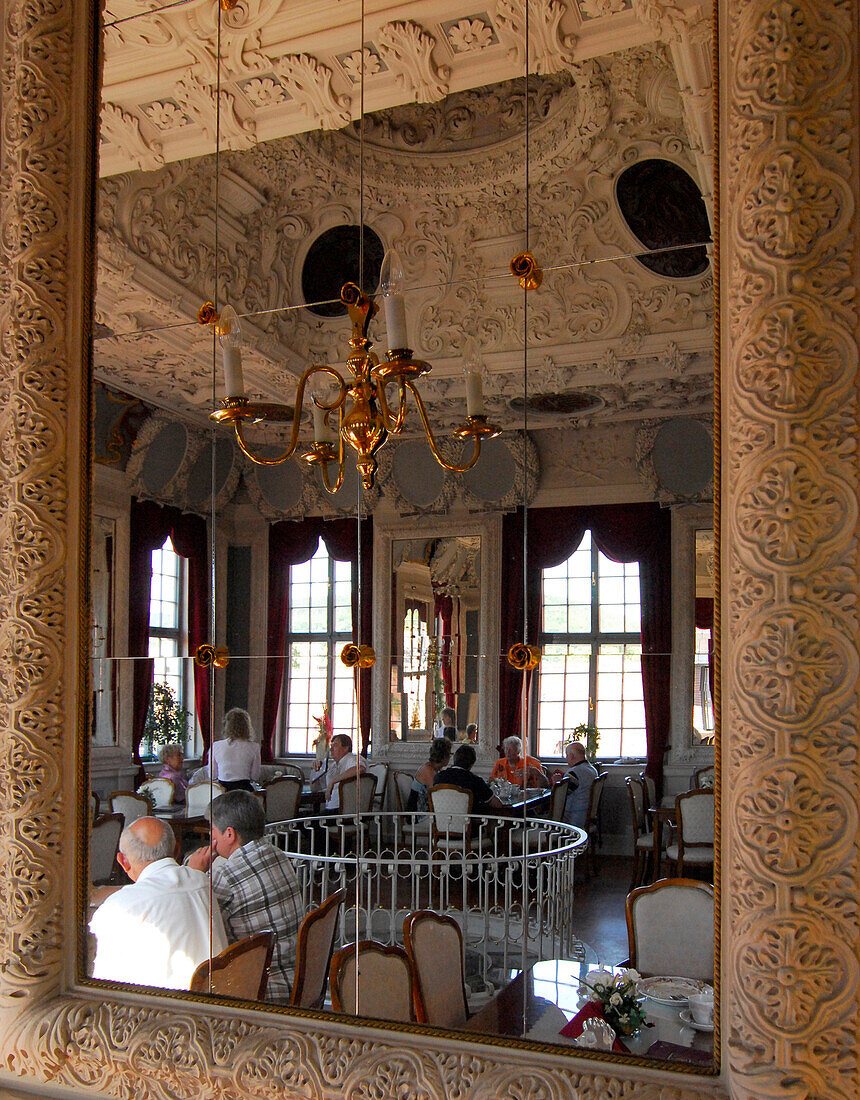 Café im Hessensaal von Schloss Elisabethenburg, Spiegelung, Meiningen, Thüringen, Deutschland