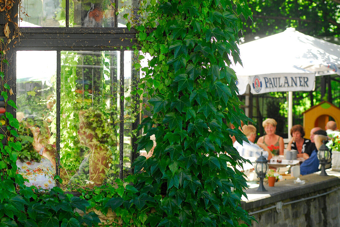 Blick in den Biergarten Henneberger Haus, Meiningen, Thüringen, Deutschland