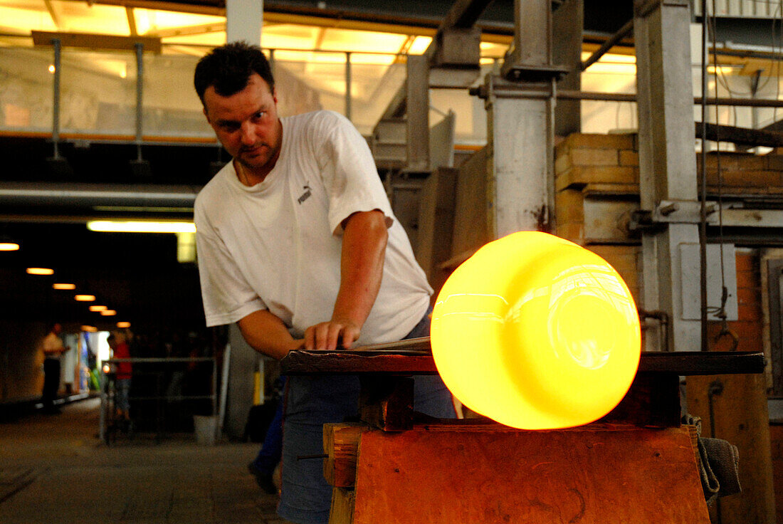 Glasherstellung, Arbeiter mit glühendem Glas, Farbglashütte, Lauscha, Thüringen, Deutschland