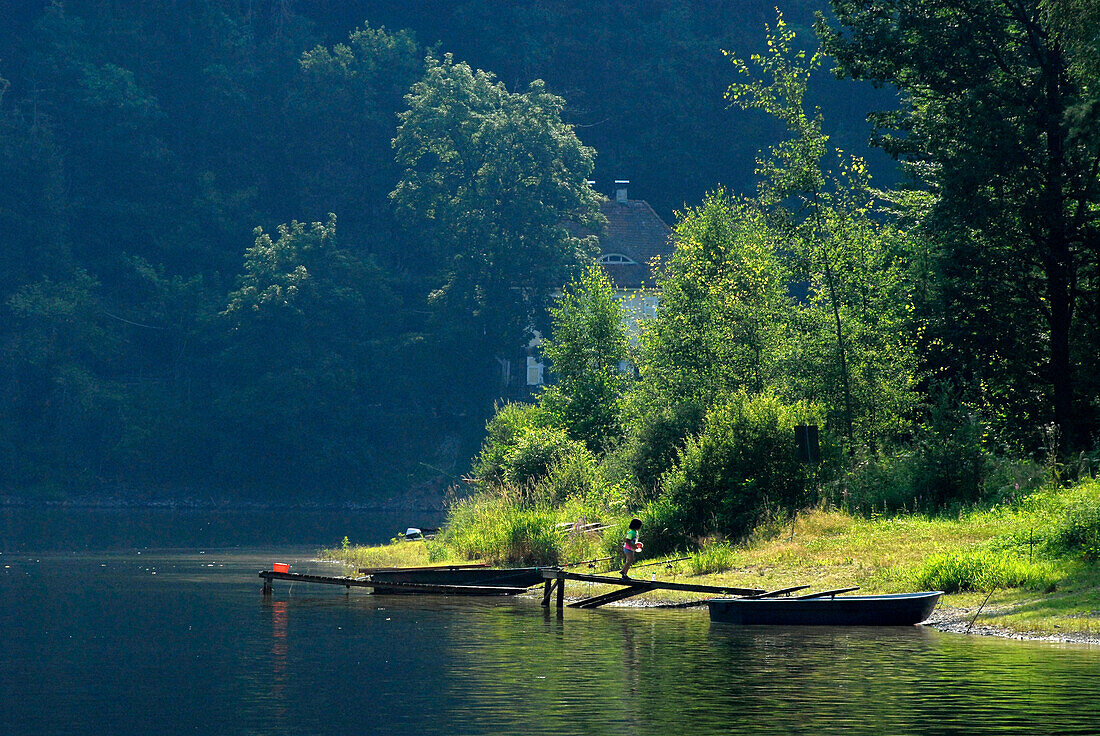 Holzsteg und Boot beim Hohenwartstausee bei Linkenmühle, Thüringen, Deutschland