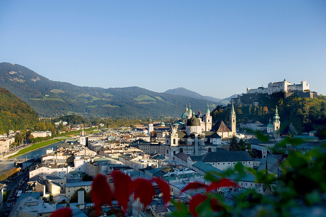 Blick über die Altstadt auf Festung Hohensalzburg, Salzburg, Salzburger Land, Österreich