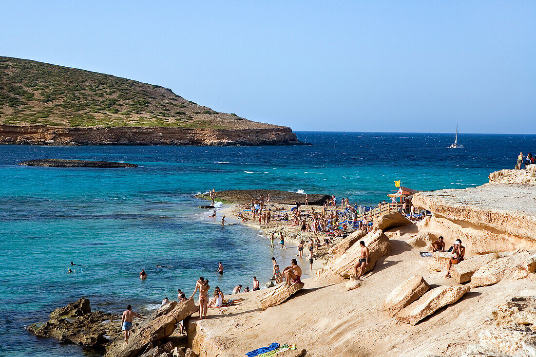 Strand, Cala Comte, Blick auf die Insel Conillera, Ibiza, Balearen, Spanien