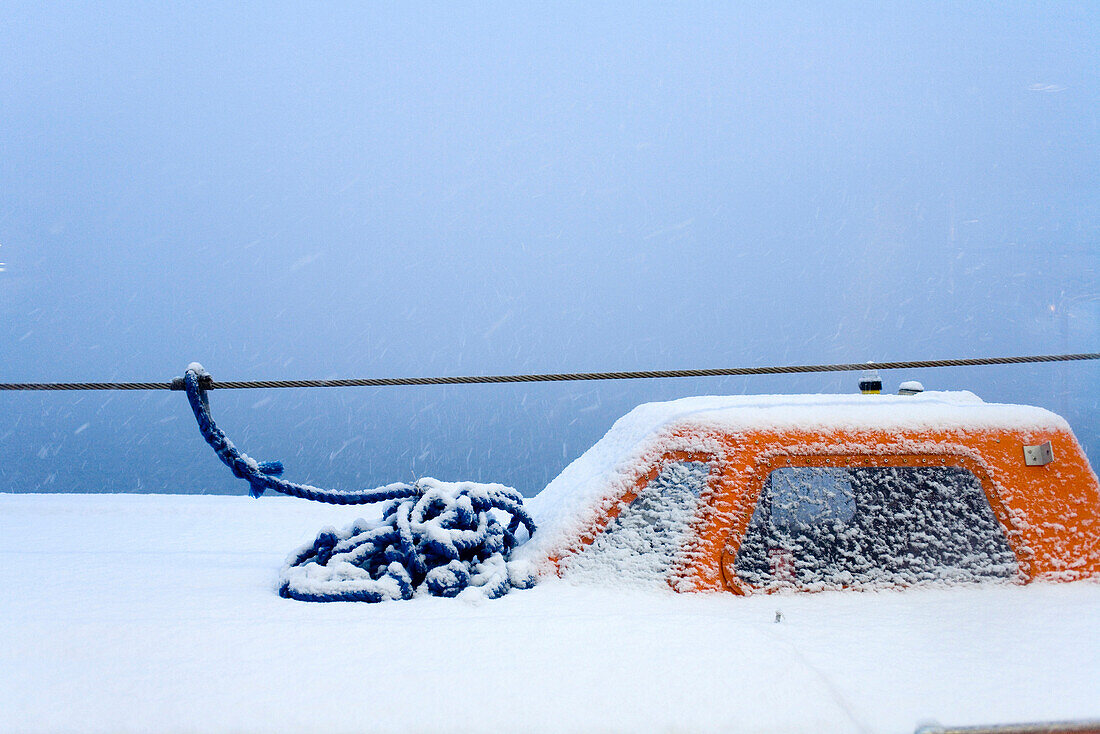 Boot, Schnee, Hurtigrute, Nordnorwegen, Norwegen