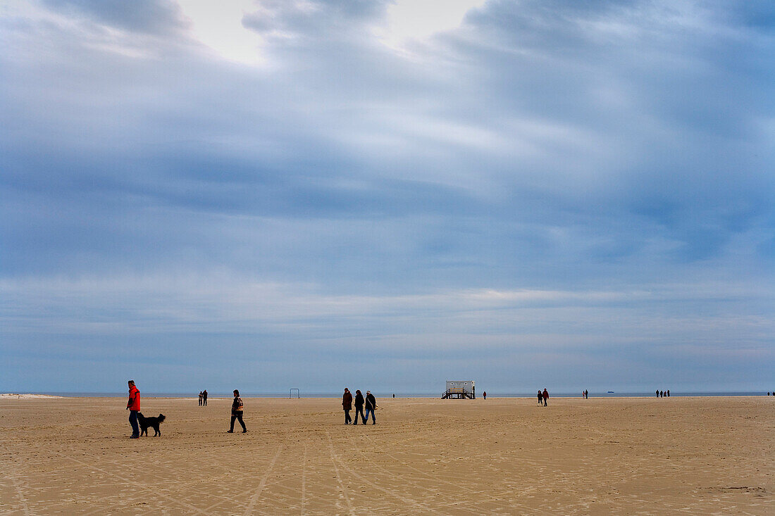 Leute spazieren am Strand von Amrum, Nordfriesland, Schleswig-Holstein, Deutschland