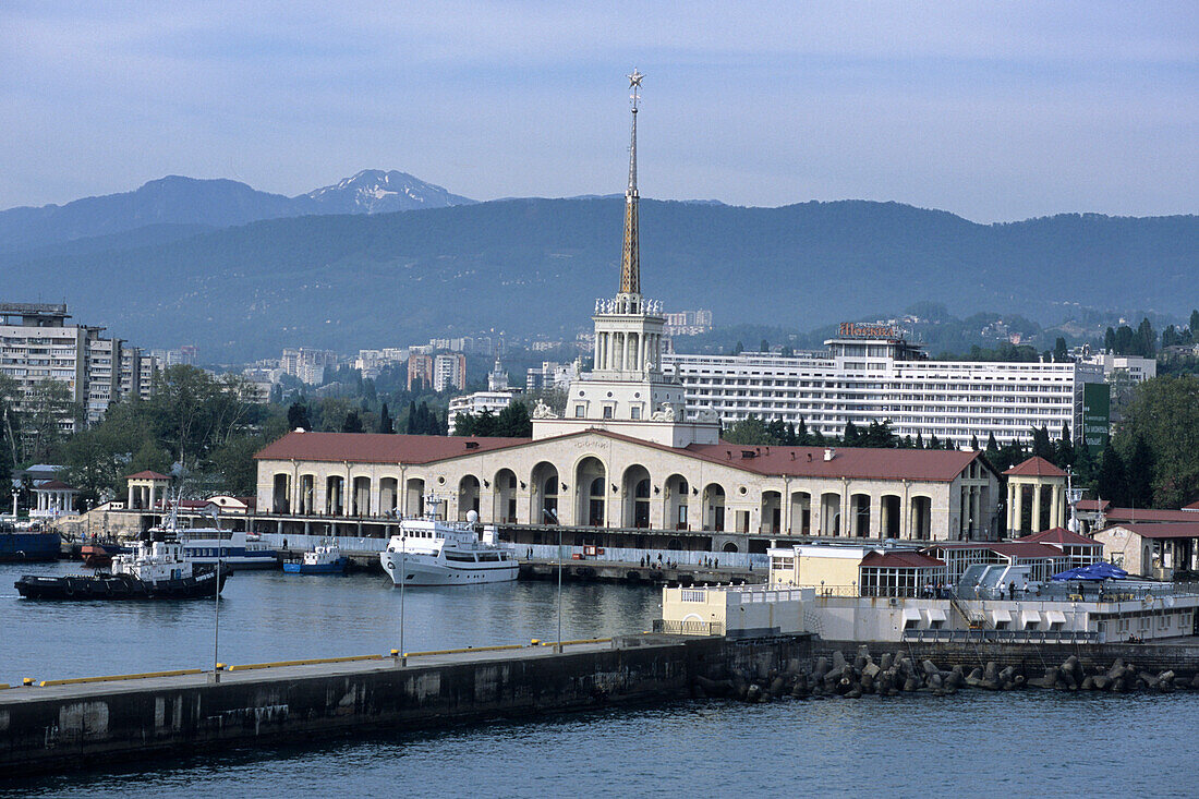 Kreuzfahrtterminal und Stadtansicht von Sotschi mit Kaukasus im Hintergrund, Sotschi, Russland