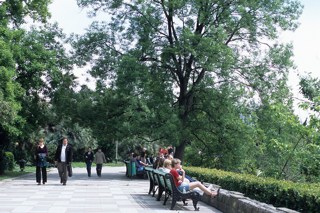 Menschen an Hafenpromenade von Sotschi, Russland