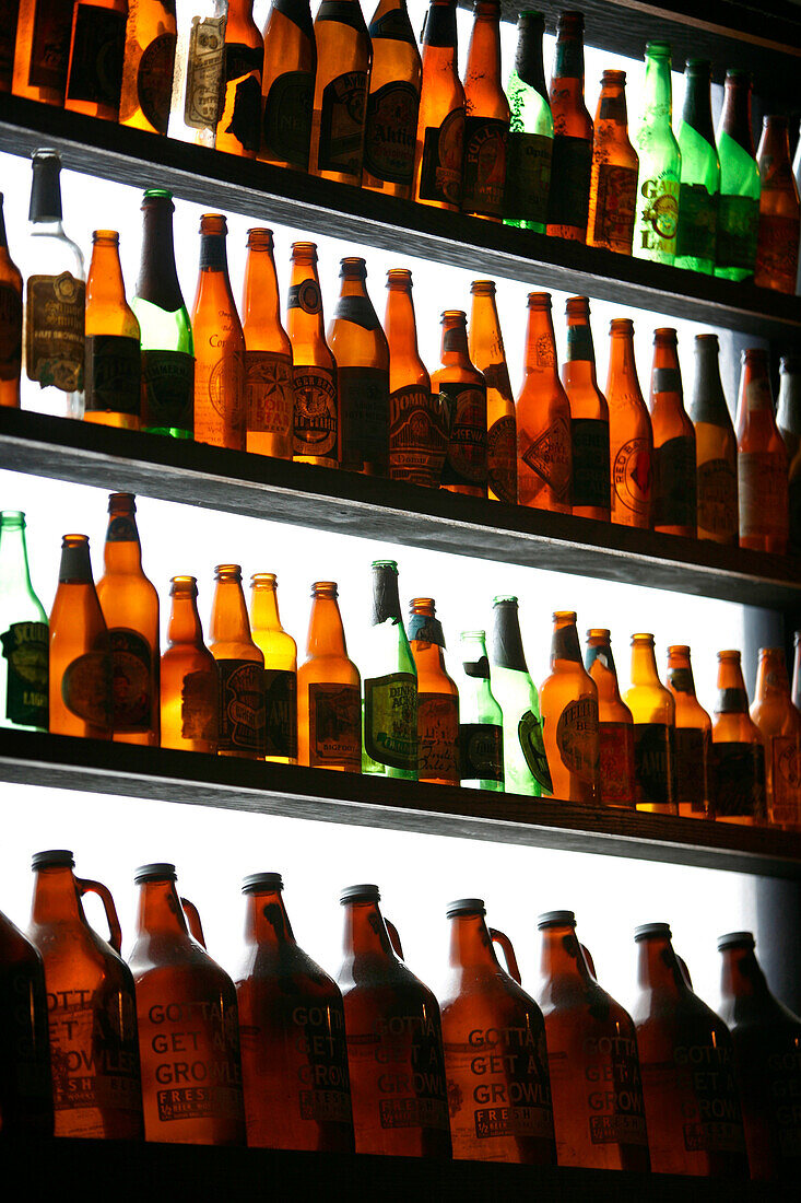 Verschiedene Bierflaschen in einer Brauerei, Boston Beerworks, Boston, Massachusetts, USA