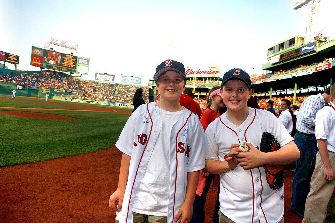Zwei Jungen in Fenway Park Stadion, Boston, Massachusetts, USA