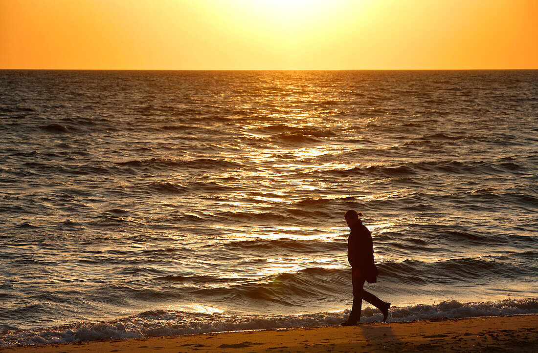 Frau spaziert am Strand bei Sonnenuntergang, Wellfleet Hafen, Cape Cod, Massachusetts, USA