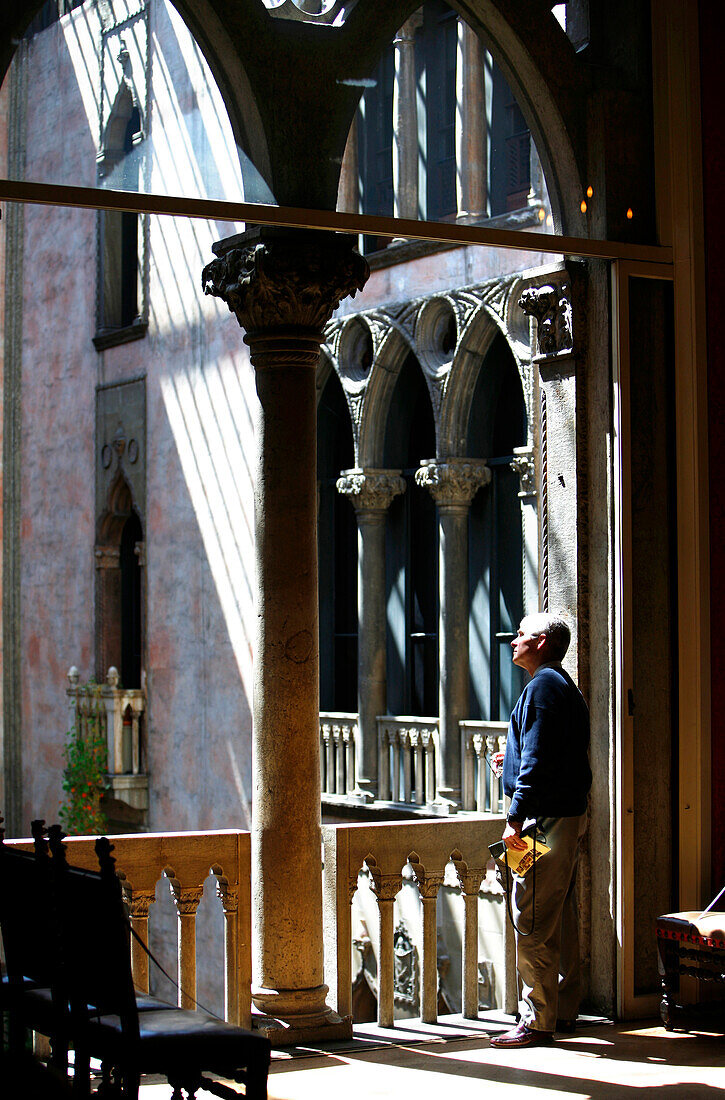 Ein Mann in Gardner Museum, Boston, Massachusetts, USA