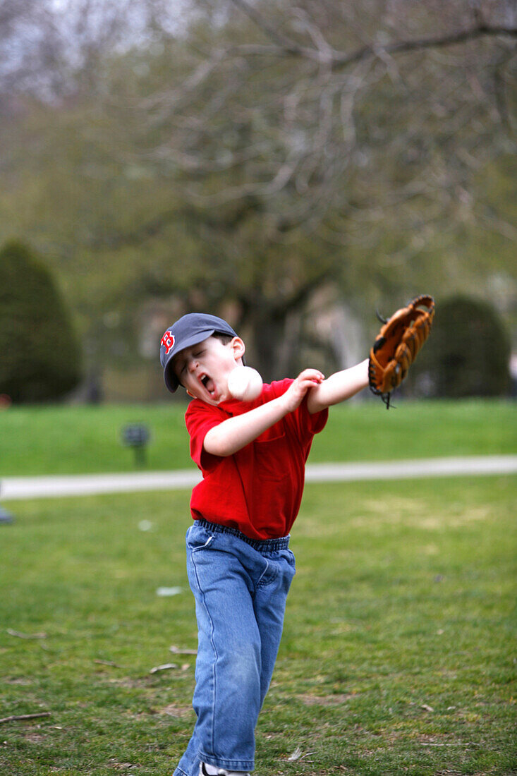 Ein Junge fängt ein Ball, Boston Common, Boston, Massachusetts, USA