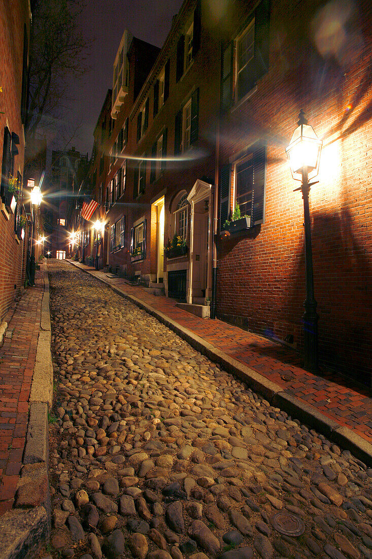 Eine Straße im Abendlicht, Acorn Street, Historic Beacon Hill, Boston, Massachusetts, USA