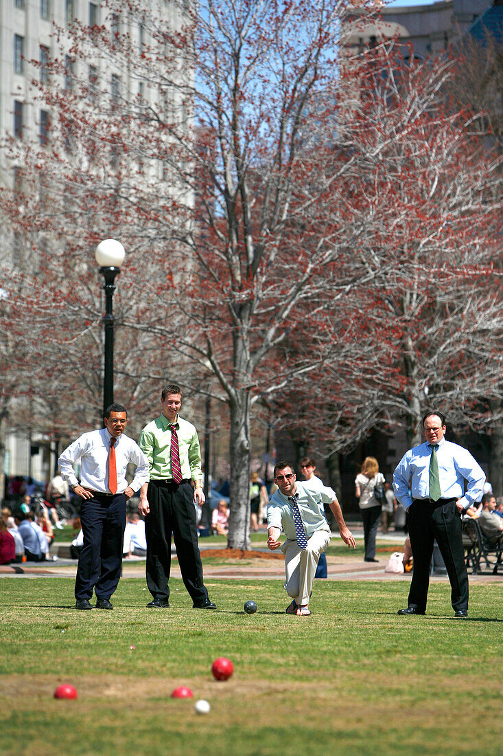 Leute beim Bowlen, Copley Square, Boston, Massachusetts, USA