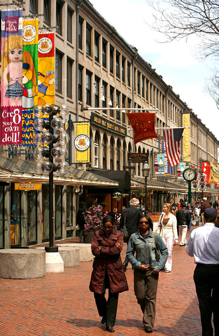 Zwei Frauen beim Einkaufen, Quincy Market, Boston, Massachusetts, USA