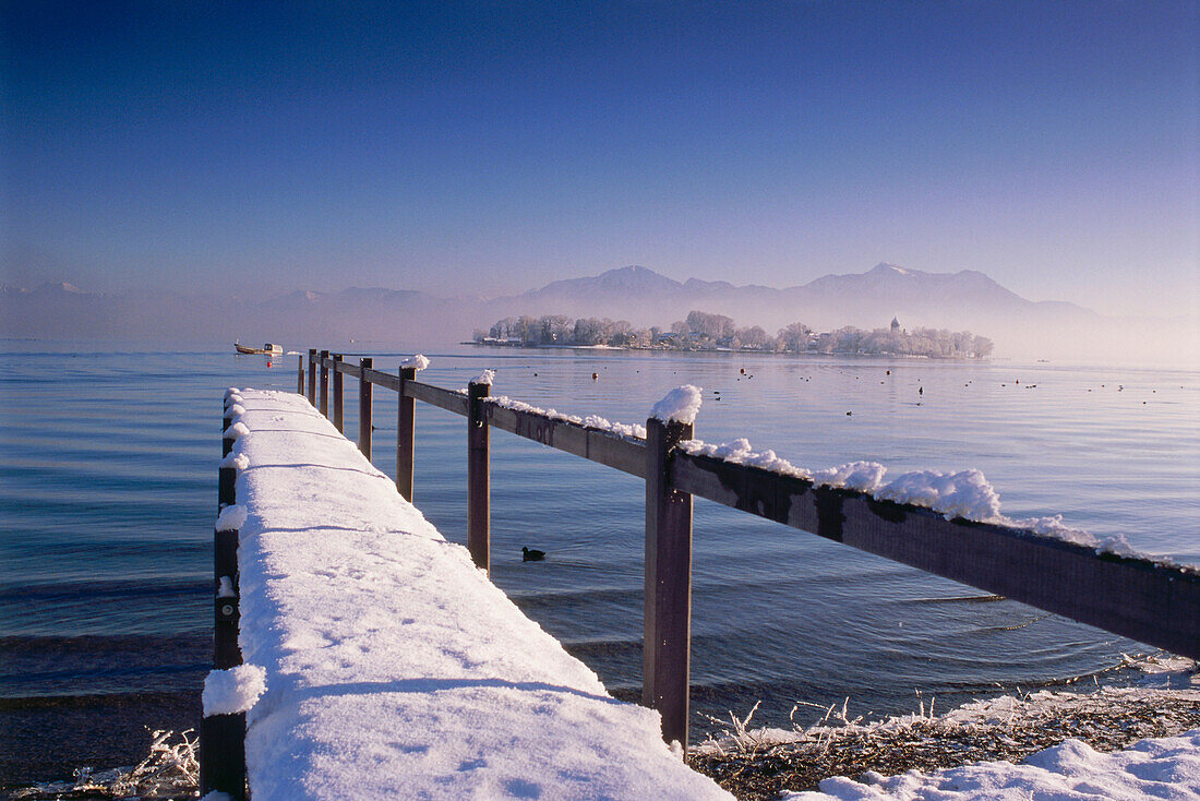 Verschneiter Steg am Chiemsee, Frauenchiemsee, Chiemgau, Bayern, Deutschland