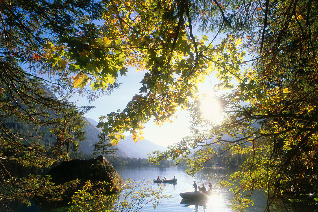 Ruderboote auf Hintersee, Ramsau, Nationalpark Berchtesgaden, Bayern, Deutschland