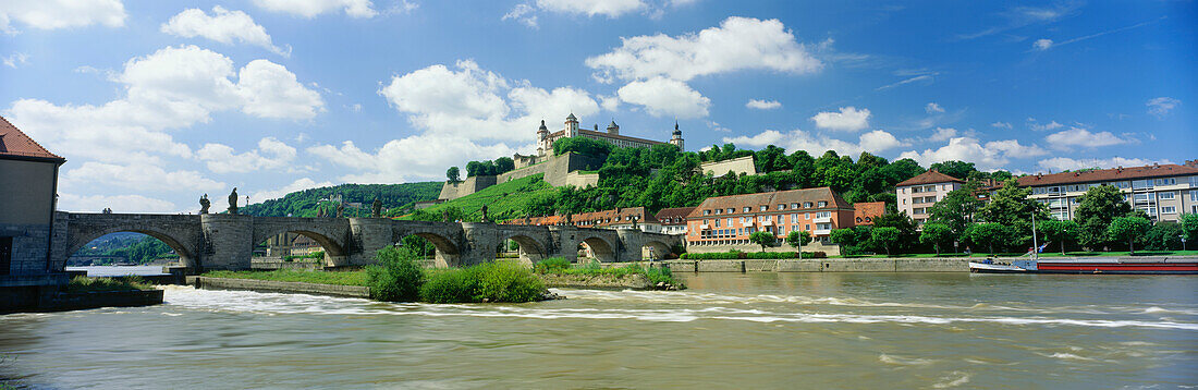 Festung Marienburg mit Weinberg Würzburger Schlossberg oberhalb der Mainbrücke, Würzburg, Franken, Deutschland