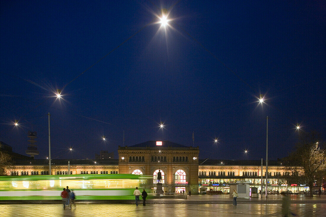 Straßenbahn passiert Bahnhofsvorplatz, Hauptbahnhof Hannover, Niedersachsen, Deutschland