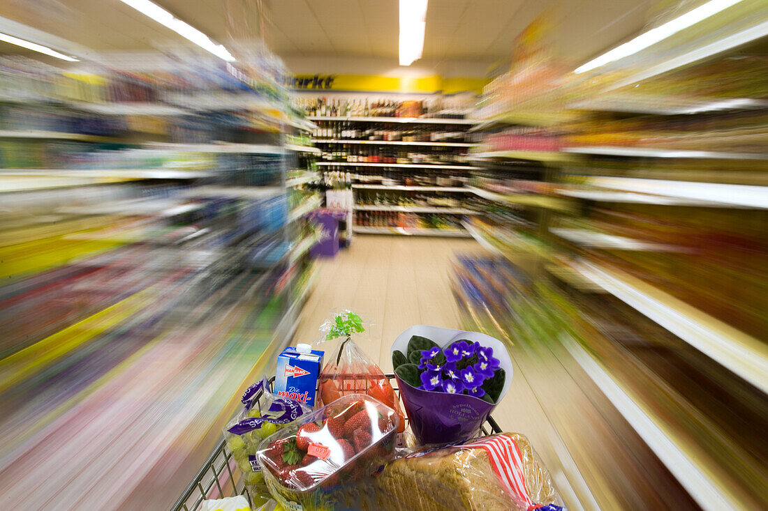 Einkaufswagen Supermarkt, Einkaufen mit dem Einkaufswagen im Supermarkt, Regale