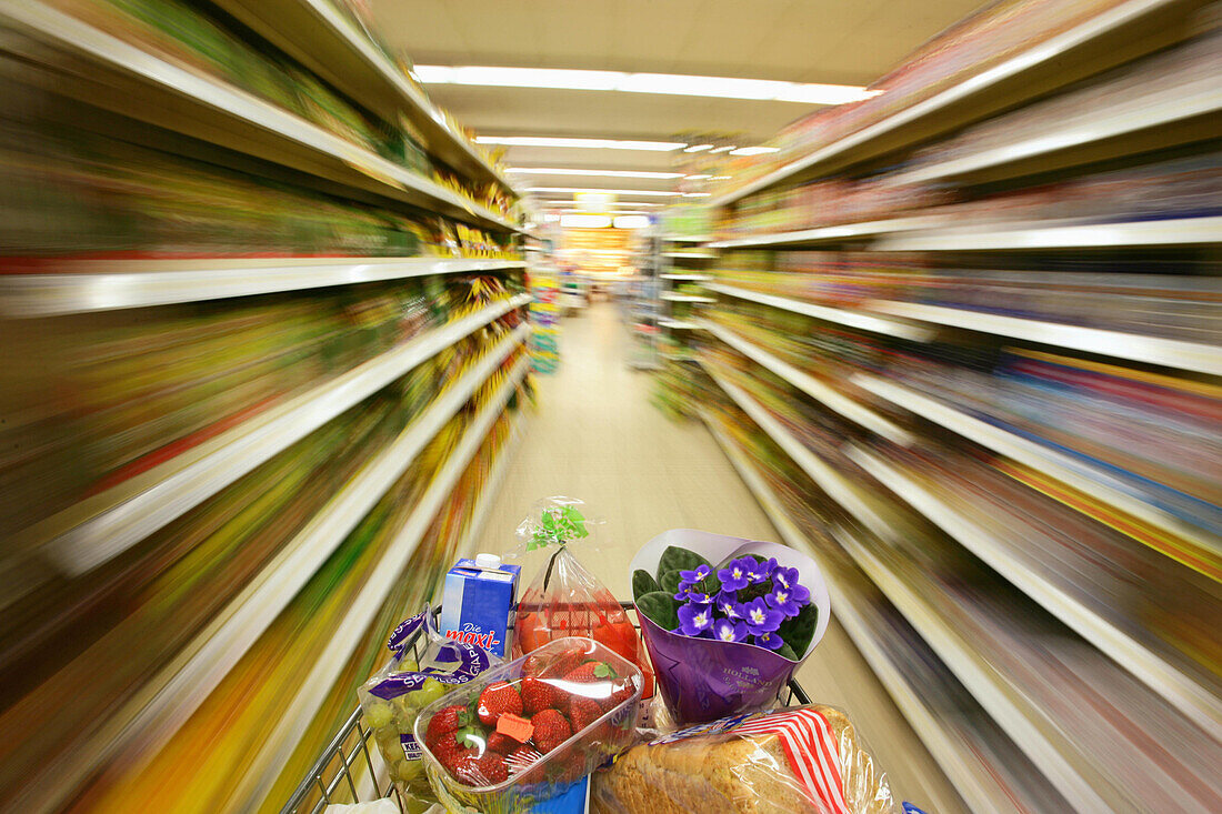 Einkaufswagen im Supermarkt