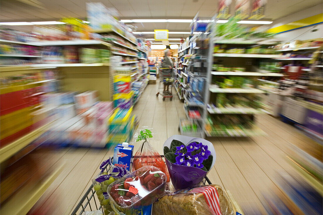 Einkaufswagen Supermarkt, Einkaufen mit dem Einkaufswagen im Supermarkt, Regale