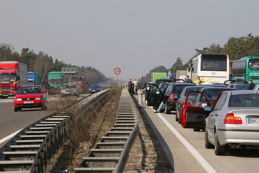 Stau auf der Autobahn, Verkehr, Autos stehen im Stau, Autofahrer sind ausgestiegen