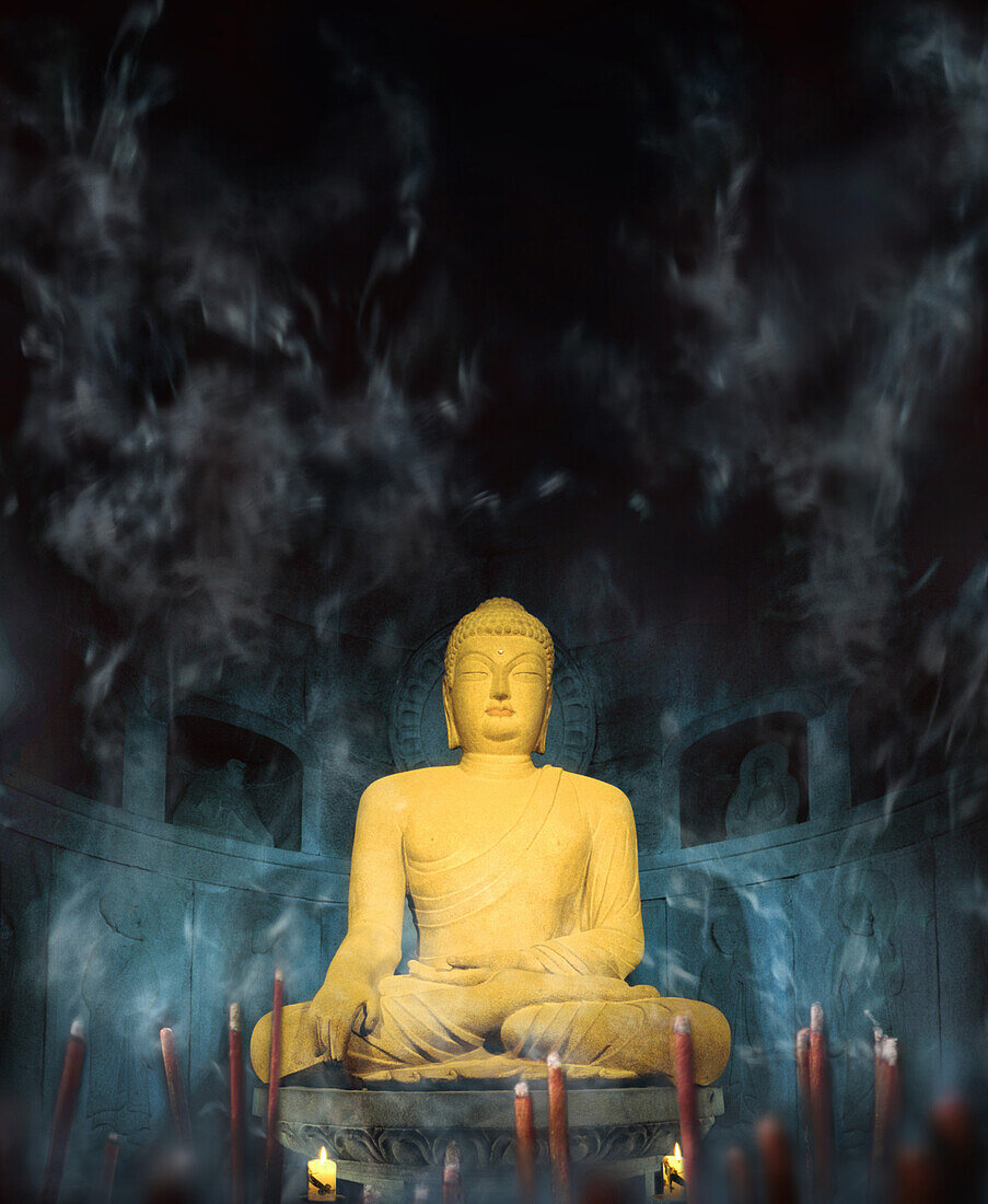Buddha mit Räucherstäbchen, Südkorea