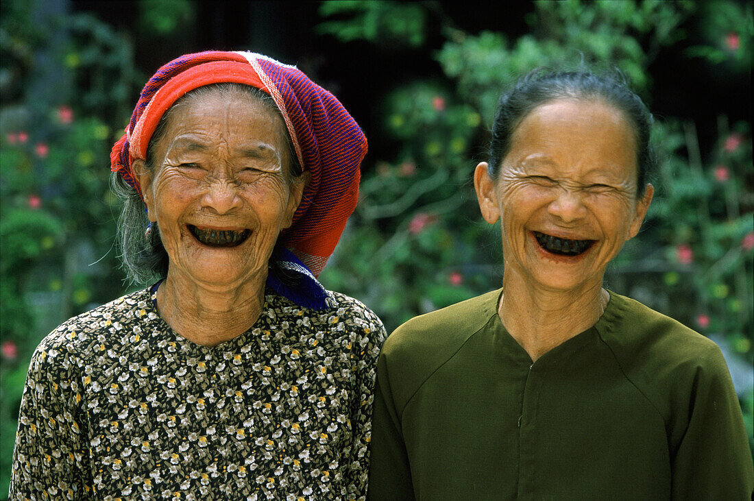 Portrait von zwei alten Frauen, lachend, Vietnam