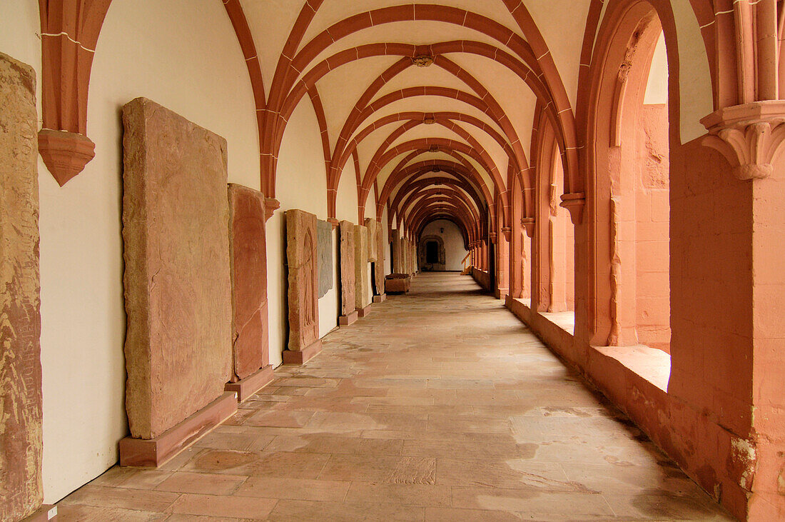Kreuzgang, Kloster Eberbach, Eltville am Rhein, Rheingau, Hessen, Deutschland